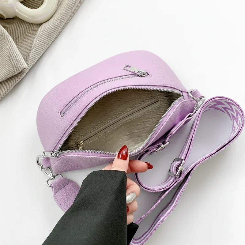 Sac Banane Femme Simili Cuir Lilas ouvert avec intérieur doublure chevron et lanière lilas