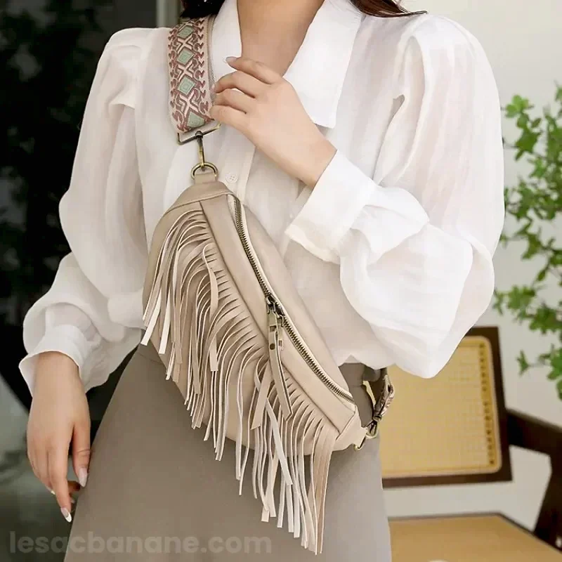 sac banane frange beige porté en bandoulière par une femme