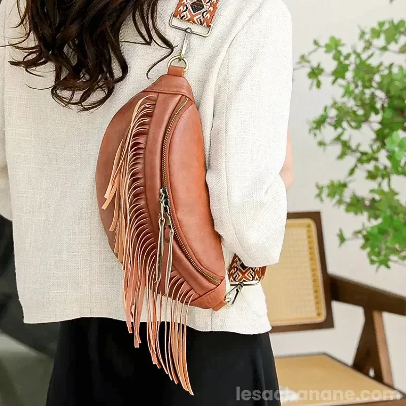 sac banane frange marron porté sur l'épaule par une femme