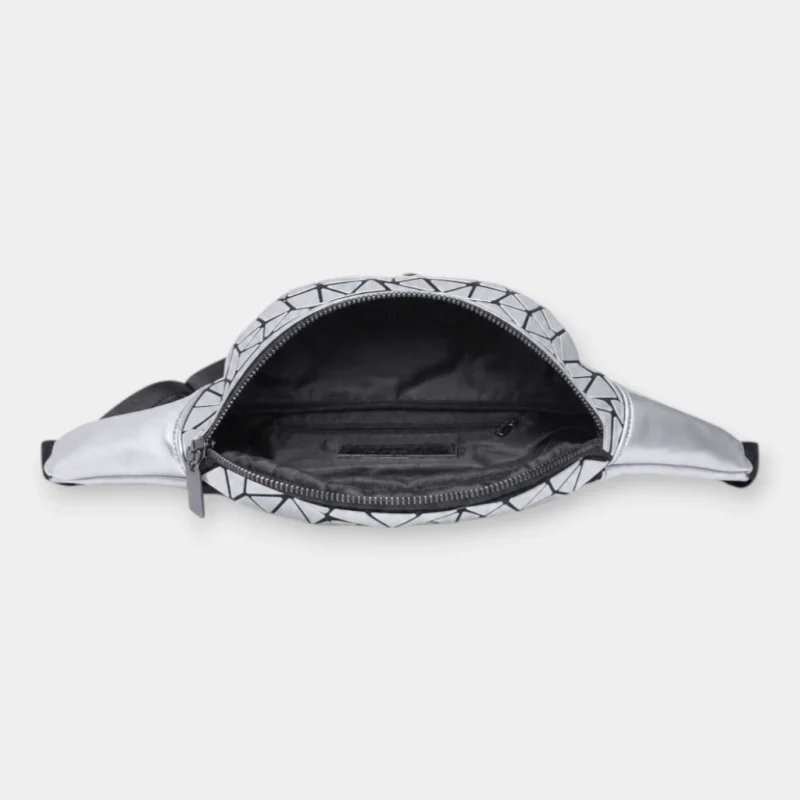 Sac banane géométrique argenté métallique vu de dessus, poche principale ouverte révélant une poche zippée intérieure