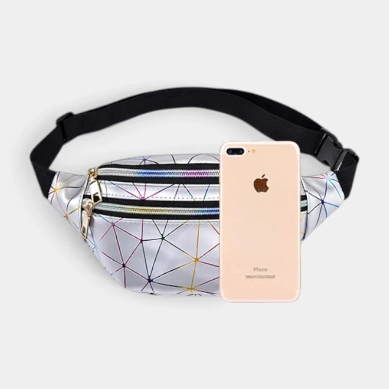Sac banane en cuir argenté au motif géométrique multicolore, posé de face avec une sangle noire réglable