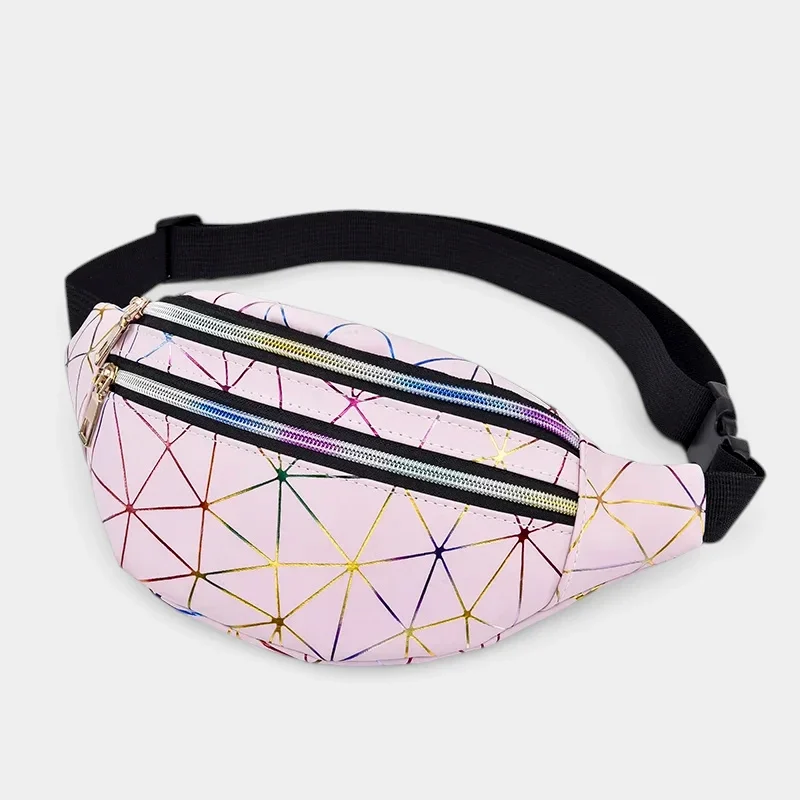 Sac banane en cuir rose à motif géométrique multicolore brillant, posé de face avec fermeture éclair irisée