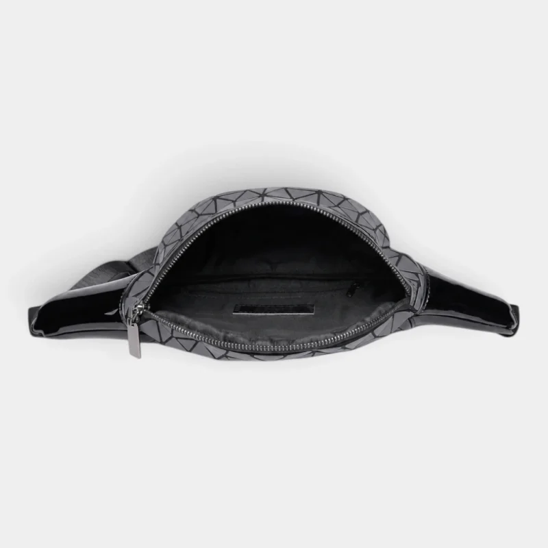 Sac banane géométrique noir brillant en PVC vu de dessus, poche principale ouverte révélant une poche zippée intérieure