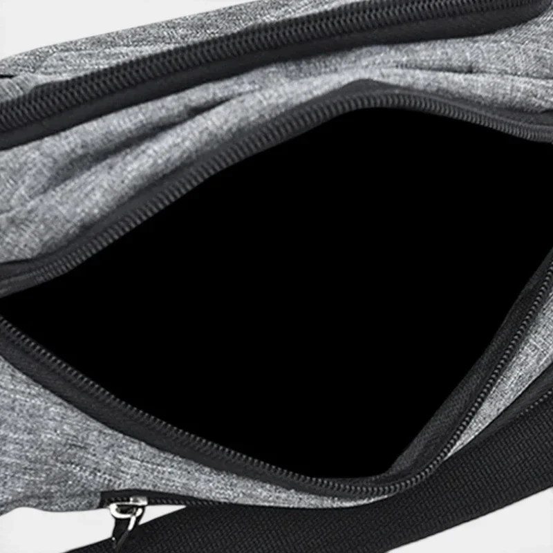 Sac banane en nylon gris, vue de dessus sur la poche principale ouverte révélant un intérieur spacieux