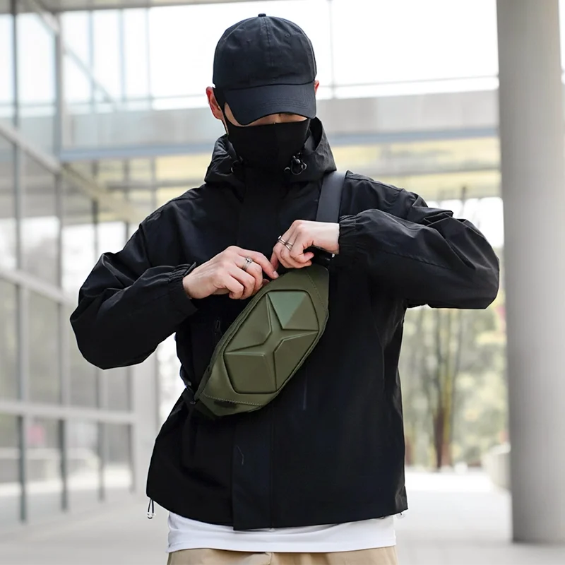 sac banane homme stylé vert kaki porté en bandoulière