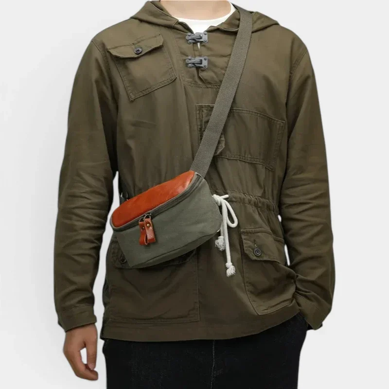 Sac banane rectangulaire cuir kaki porté en bandoulière par un homme, au style vintage militaire