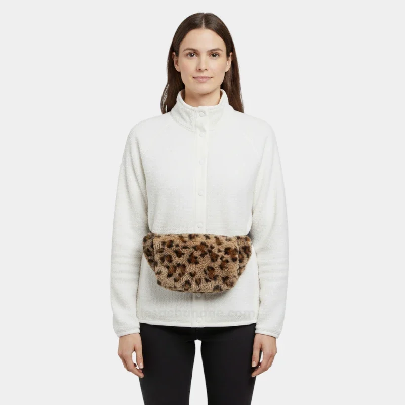 sac banane léopard fourrure porté à la taille par une femme habillée pour l'hiver
