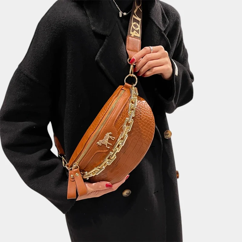 sac banane luxe marron porté en bandoulière par une femme