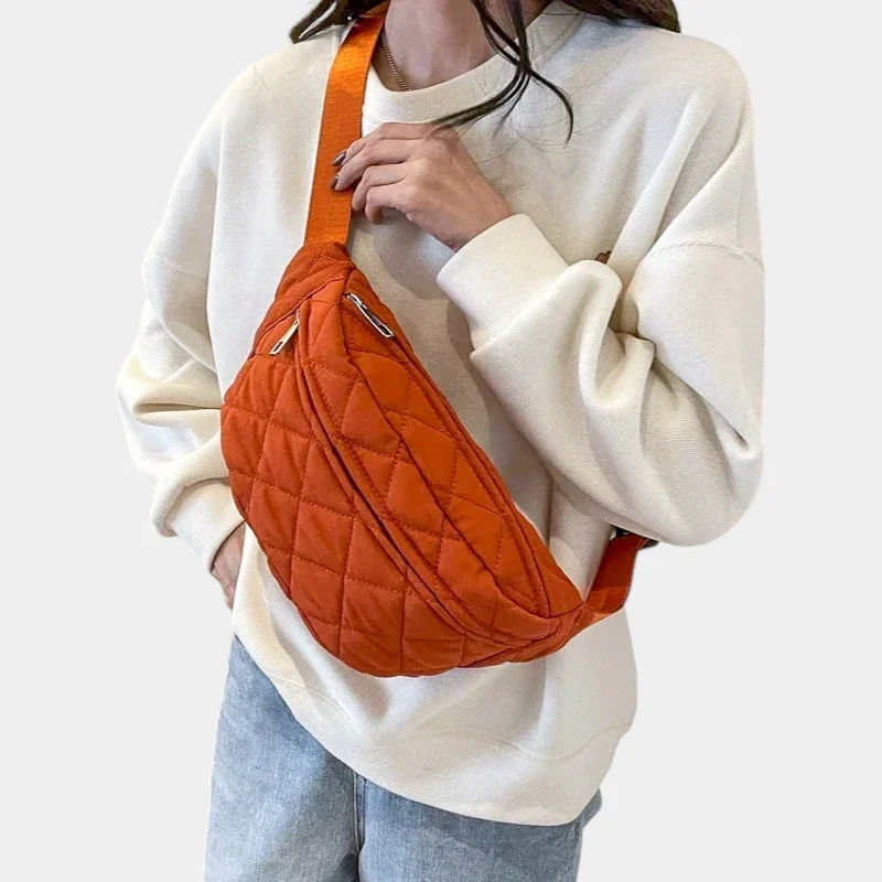 sac banane matelassé orange porté en bandoulière sac banane matelassé orange porté en bandoulière