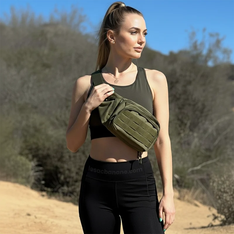 sac banane militaire porté en bandoulière par une femme