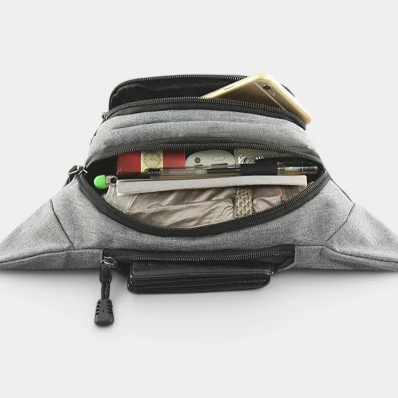 Sac banane en nylon gris vu de dessus, poche principale ouverte révélant des stylos et un téléphone