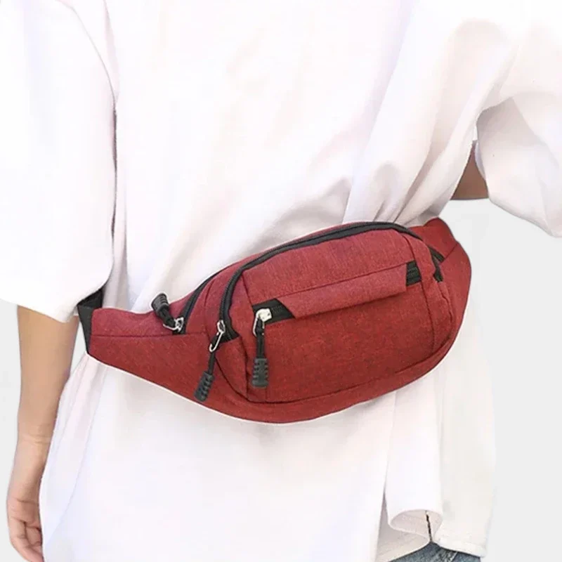 Sac banane nylon rouge porté à la taille par une femme, vue de face