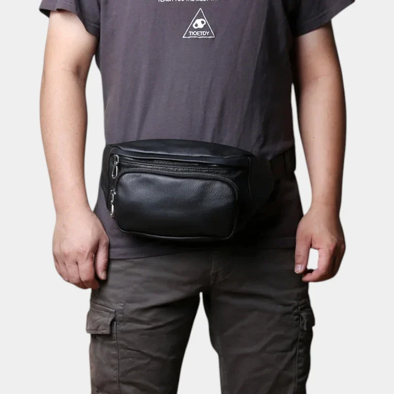 Sac banane cuir noir porté à la taille par un homme de face au style décontracté