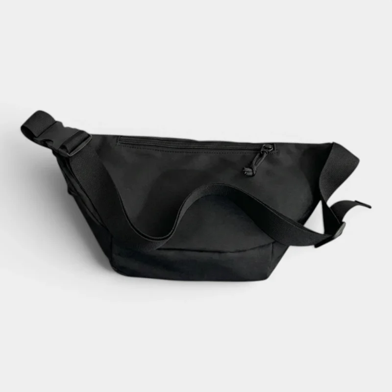 Sac banane nylon noir au style urban casual, posé à plat vue arrière avec sangle réglable noire