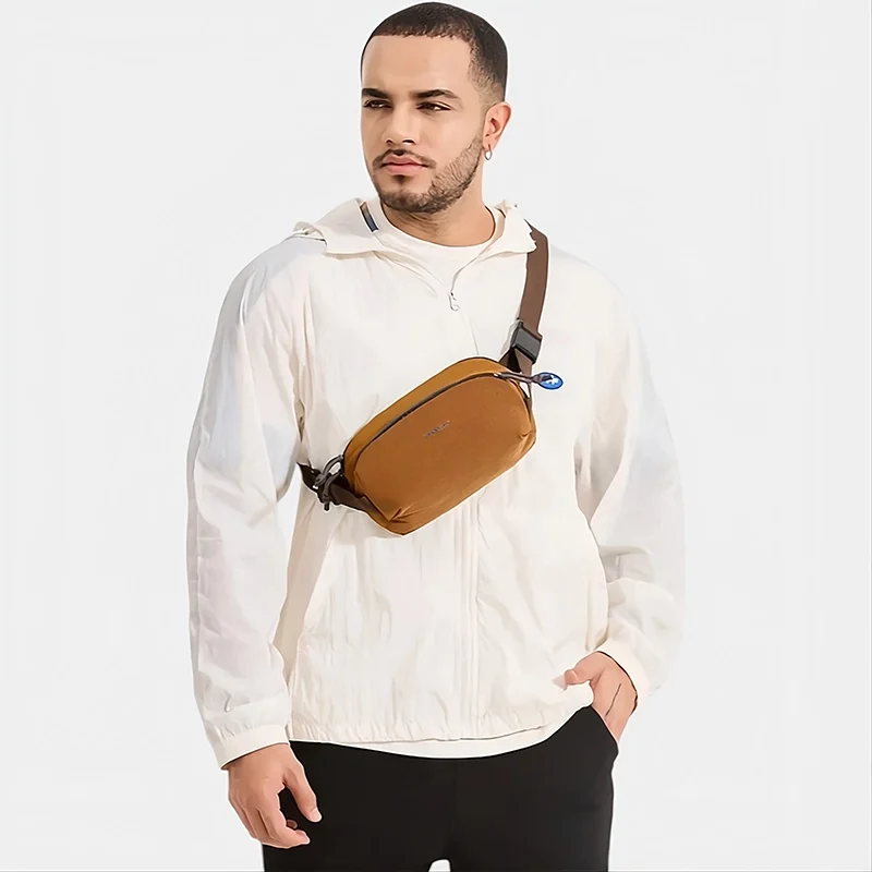 Sac banane nylon camel porté en bandoulière par un homme de face au style gorpcore