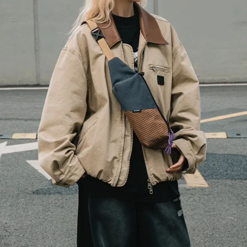 Sac banane en nylon ripstop marron et gris ardoise porté en bandoulière sur le buste par une femme.