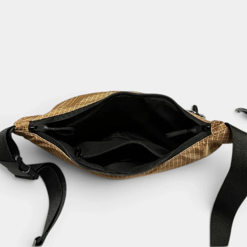 Sac banane nylon ripstop quadrillé doré vu de dessus, poche principale ouverte révélant une poche zippée intérieure
