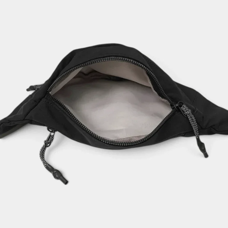 Sac banane nylon satiné noir ouvert sur sa poche principale laissant voir la doublure claire