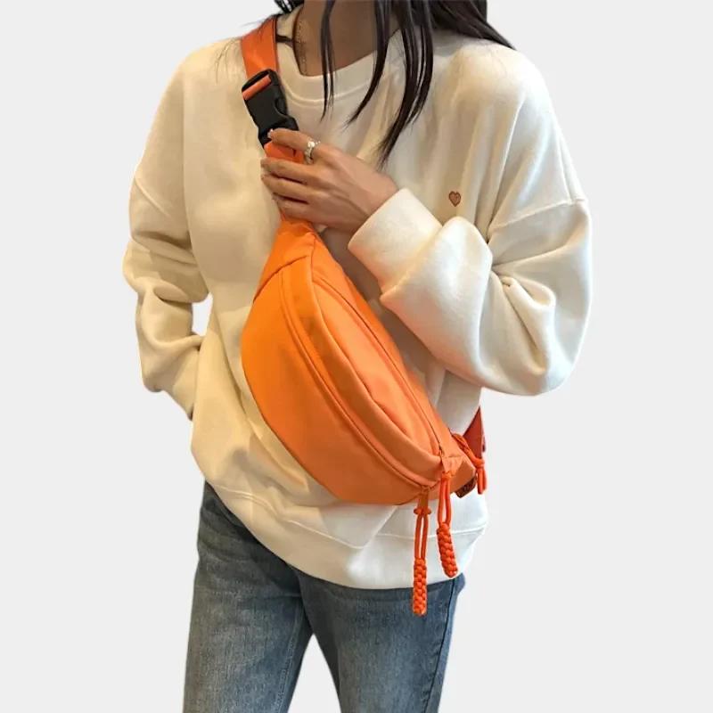sac banane orange porté en bandoulière par une femme