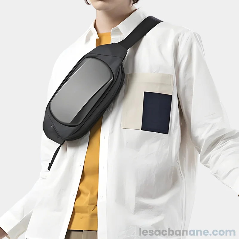 sac banane original gris porté en bandoulière par un homme