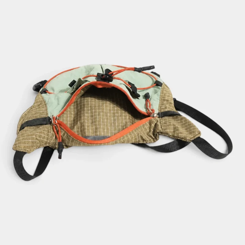 Sac banane beige en nylon ripstop vu de dessus avec sa poche principale ouverte sur un compartiment unique