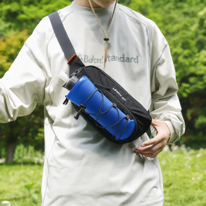 homme portant le sac banane noir en bandouliere avec sa gourde