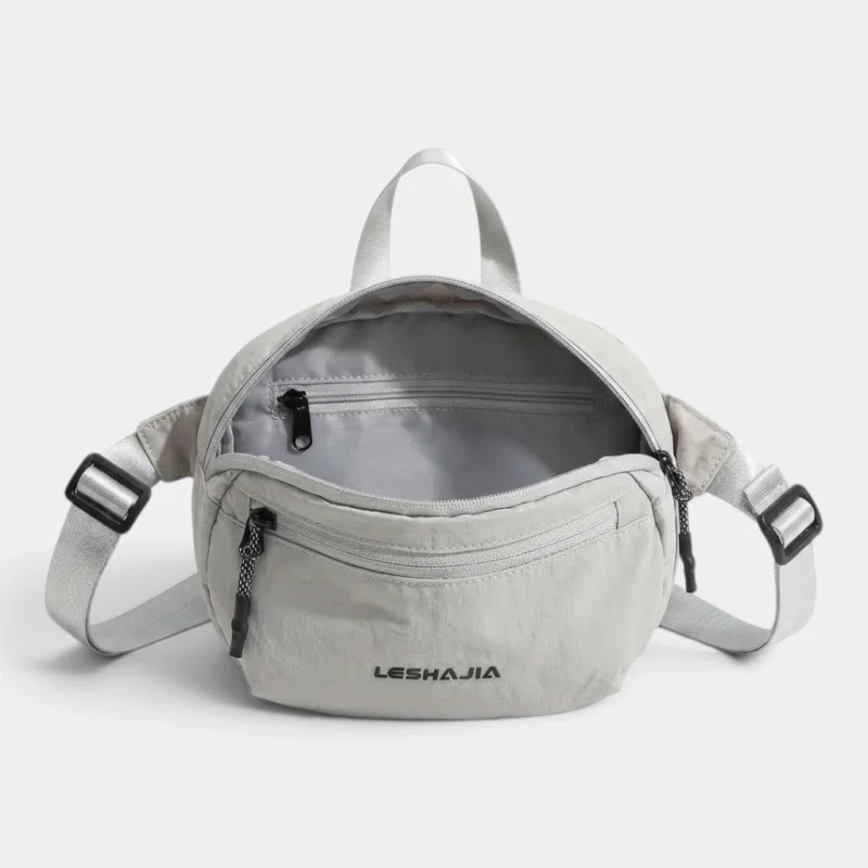 Sac banane en nylon froissé gris clair ouvert sur son compartiment principal et sa poche intérieure zippée
