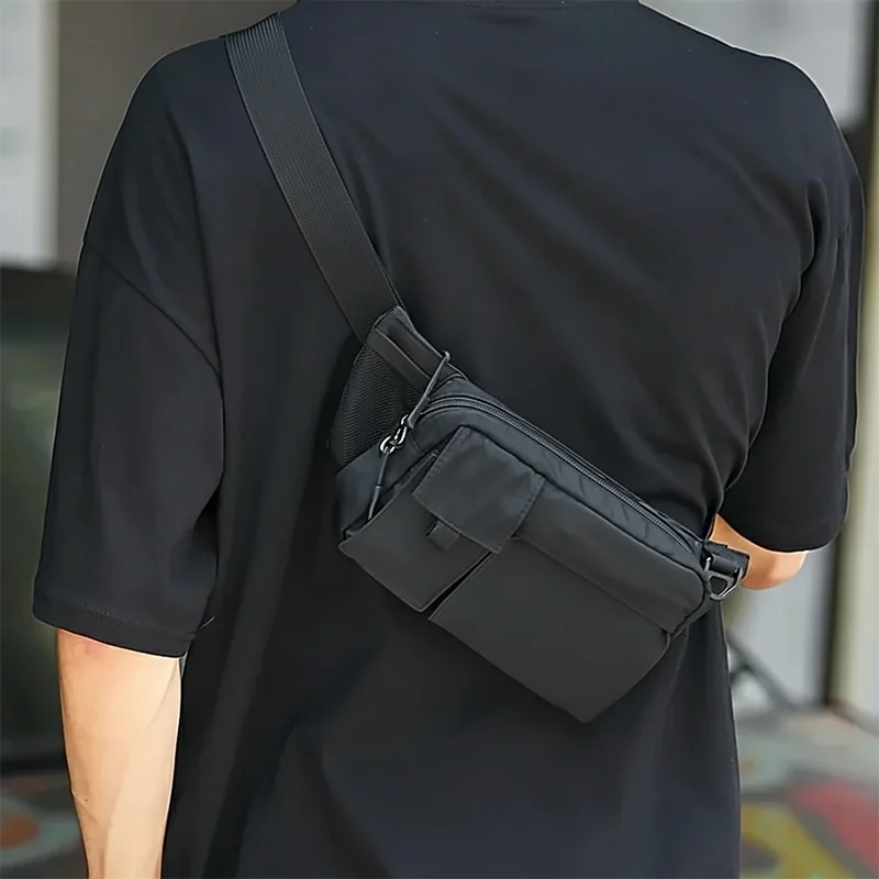 sac banane rectangulaire porté en bandoulière par un homme dans le dos