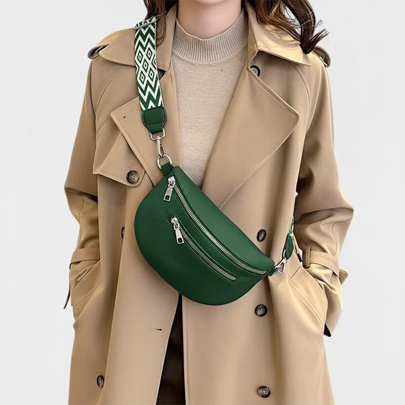 sac banane sangle interchangeable vert sapin porté en bandoulière par une femme chic