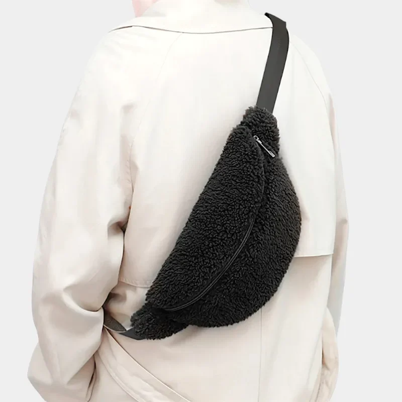 sac banane sherpa noir porté en bandoulière dans le dos d'une femme