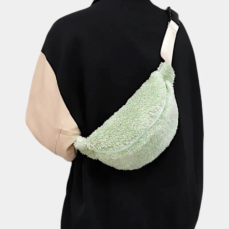 sac banane sherpa vert porté en bandoulière dans le dos d'une femme