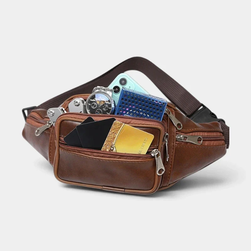 Sac banane en cuir marron, poche principale ouverte révélant un smartphone et des cartes, vu de face