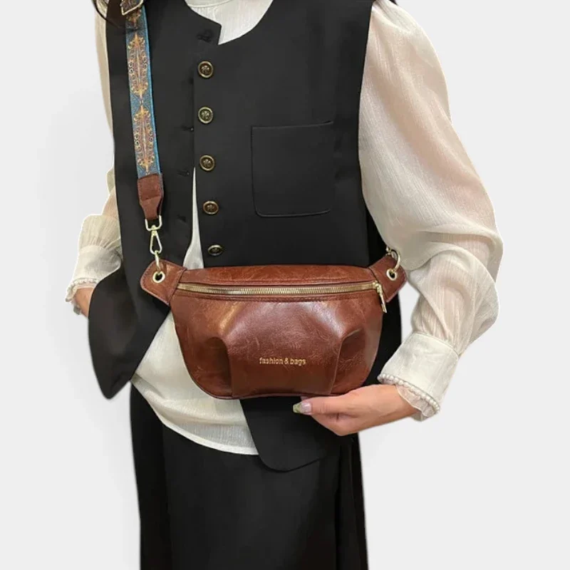 Sac banane simili cuir marron porté en bandoulière par une femme au style bohème chic, avec une sangle ethnique