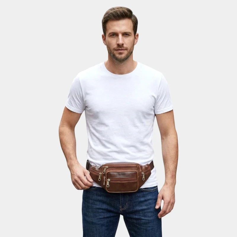 Sac banane en cuir marron porté à la taille de face par un homme au style classique