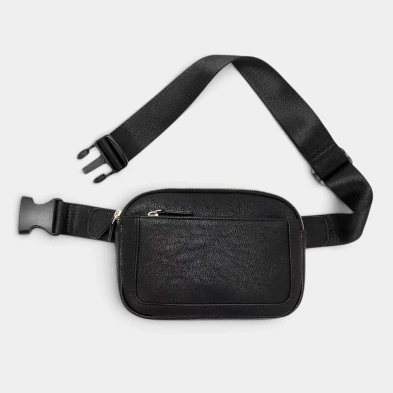 Sac banane en simili cuir grainé noir, posé de face avec une sangle réglable à boucle plastique
