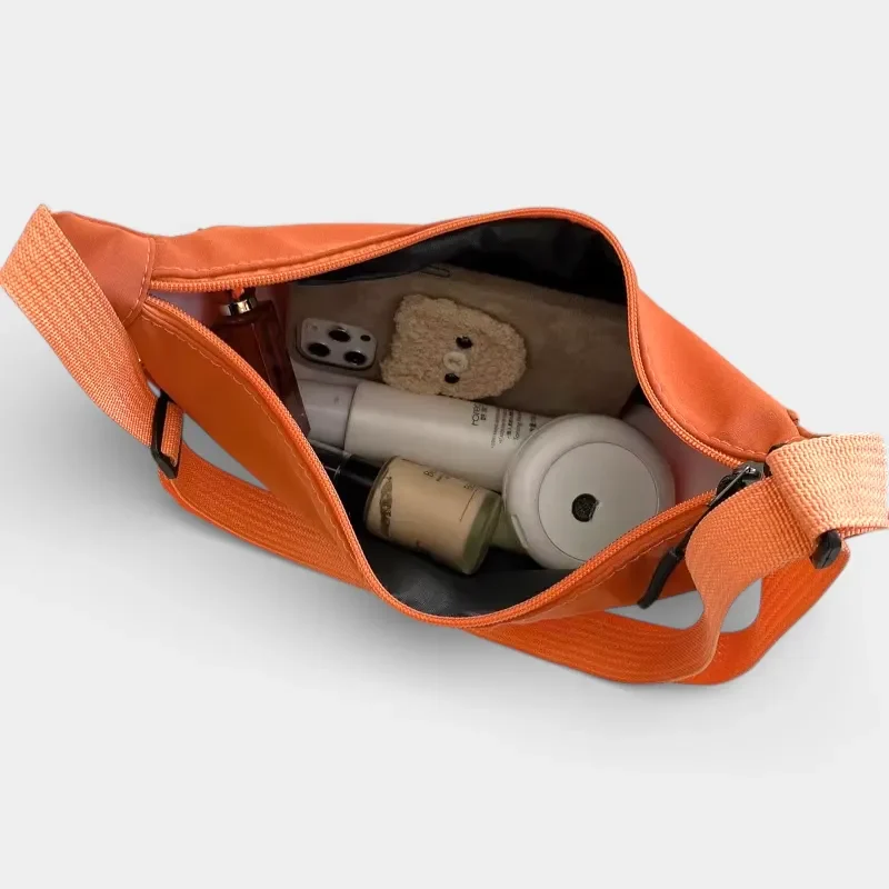 sac banane tendance couleur orange corail avec la poche ouverte et remplie