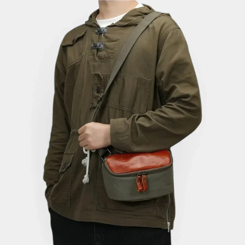 Sac banane en cuir vert kaki et marron porté en bandoulière par un homme de face