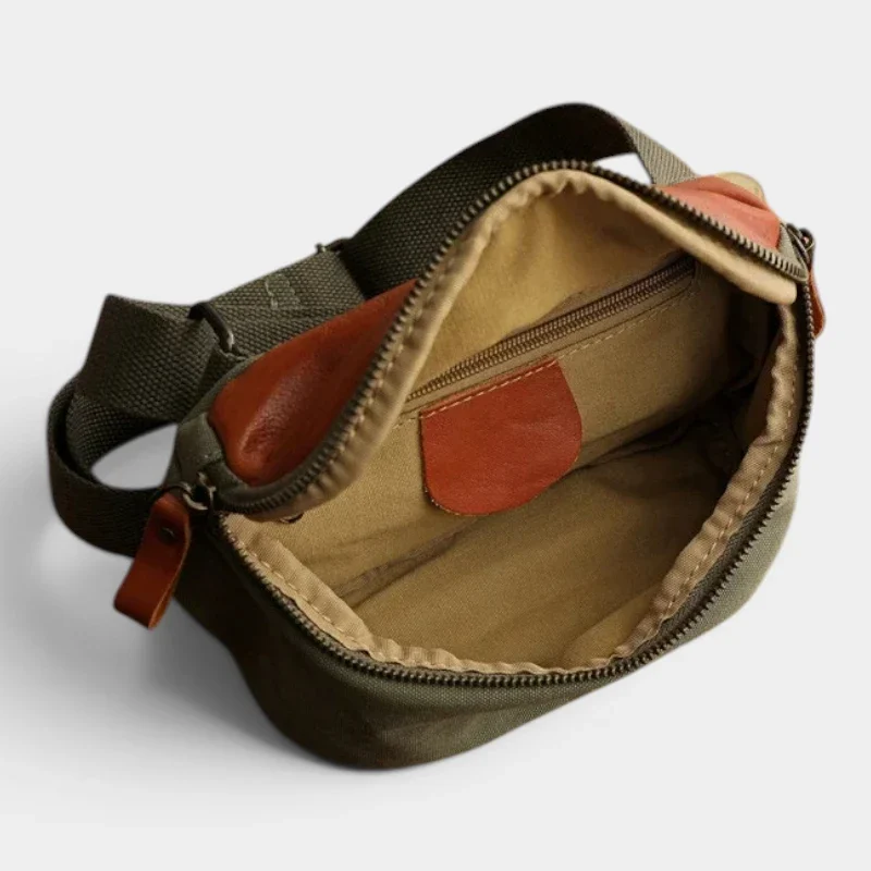 Sac banane rectangulaire en cuir vert kaki vu de dessus, poche principale ouverte avec poches zippées intérieures