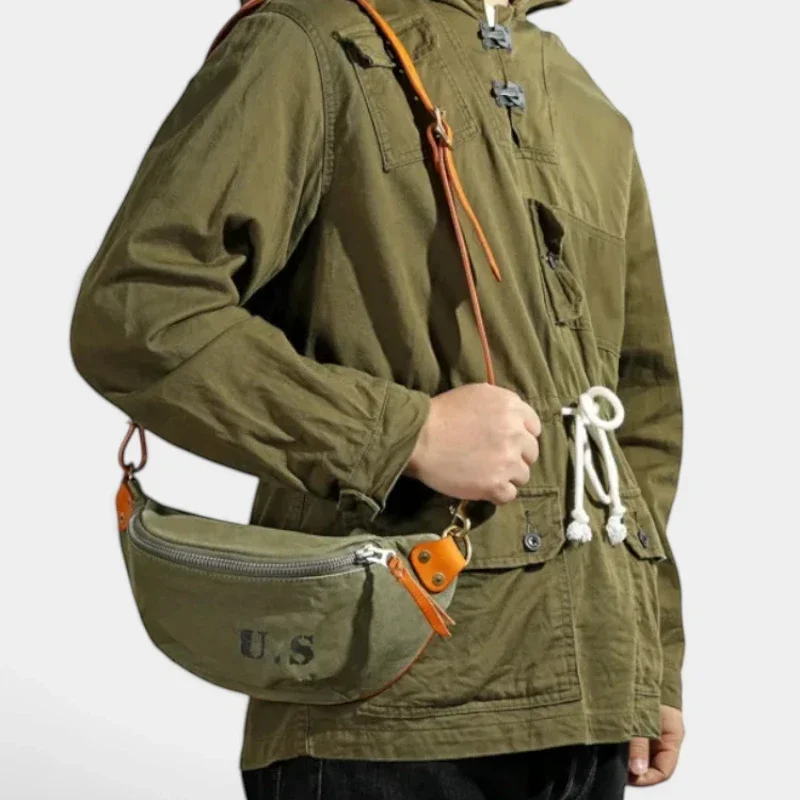 Sac banane toile kaki militaire porté en bandoulière par un homme au style militaire-workwear