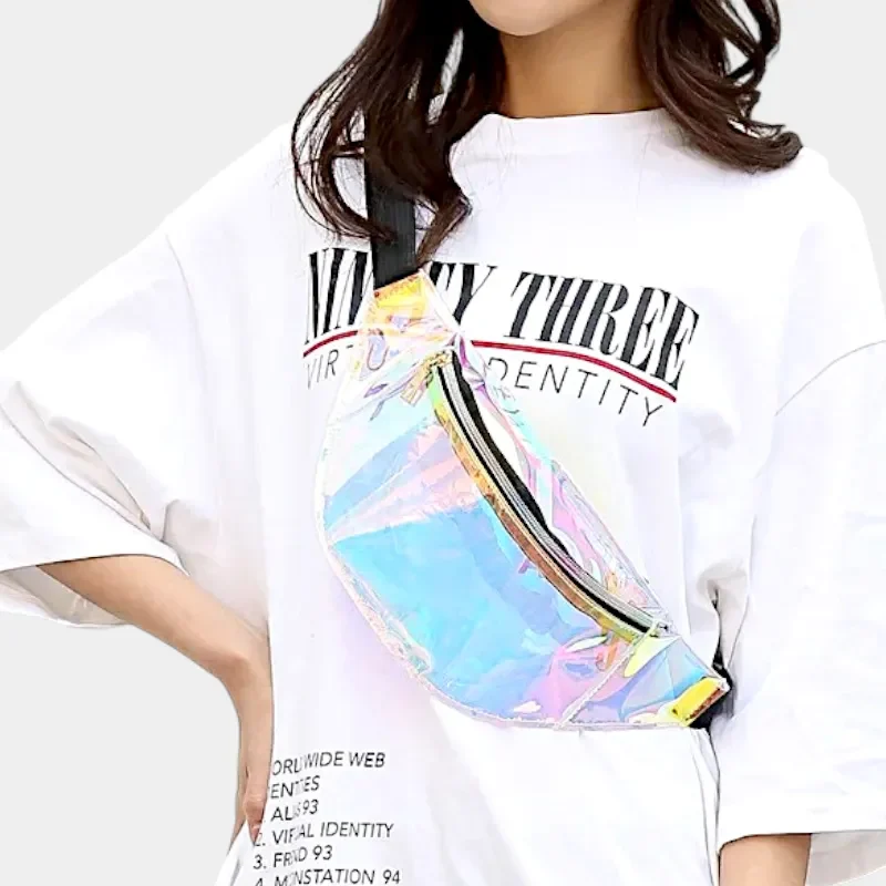 Sac Banane Transparent Holographique porté en bandoulière avec une finition brillante et des couleurs iridescentes