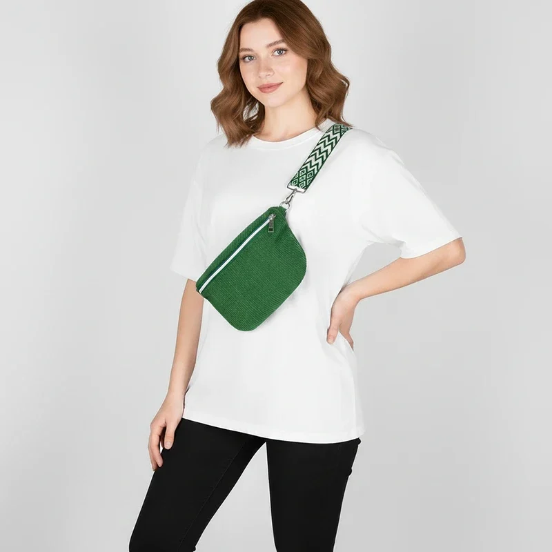 Sac Banane Velours Côtelé Bandoulière Femme de couleur verte porté en travers du corps avec une lanière géométrique