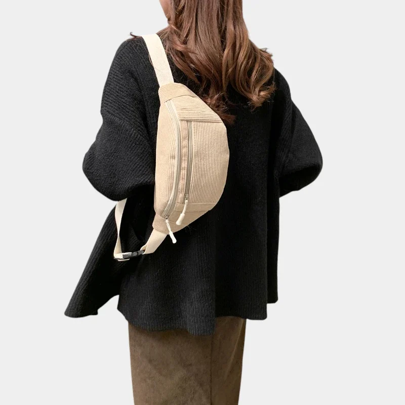 Sac banane velours côtelé beige porté en bandoulière par une femme de dos