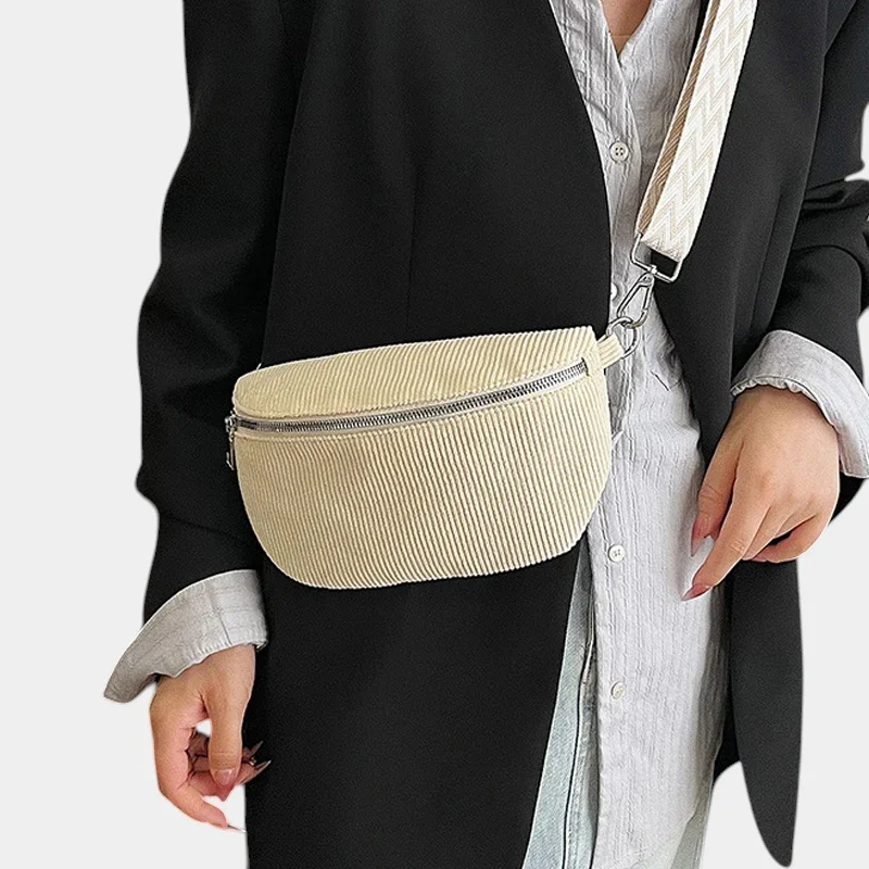 Sac banane velours côtelé beige porté en bandoulière par une femme au style chic, avec sangle à motif chevron