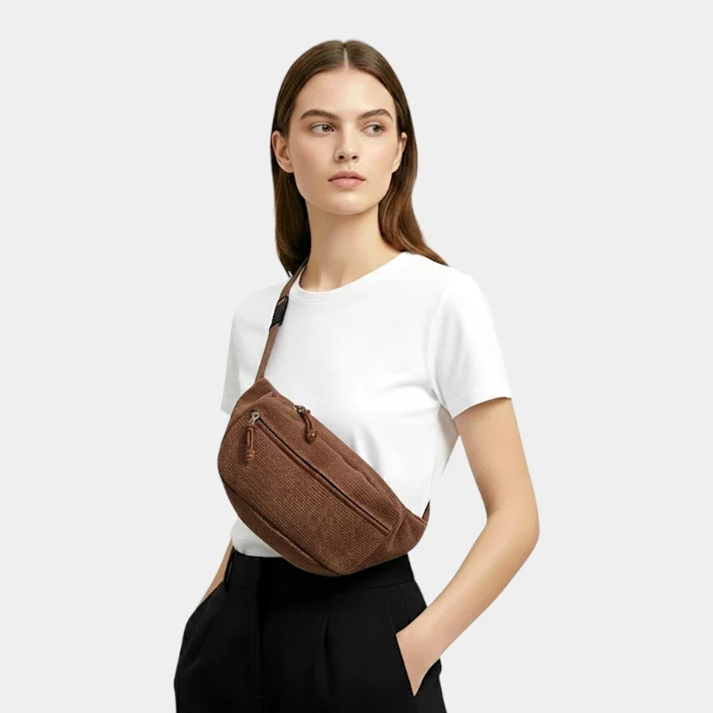 sac banane velours côtelé marron porté en bandoulière par une femme