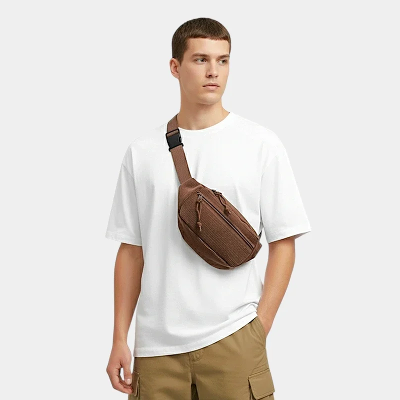 sac banane velours côtelé marron porté en bandoulière par un homme