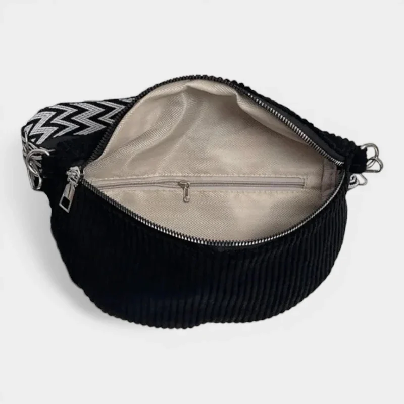Sac banane velours côtelé noir vu de dessus, poche principale ouverte doublure chevron gris et poche zippée intérieure