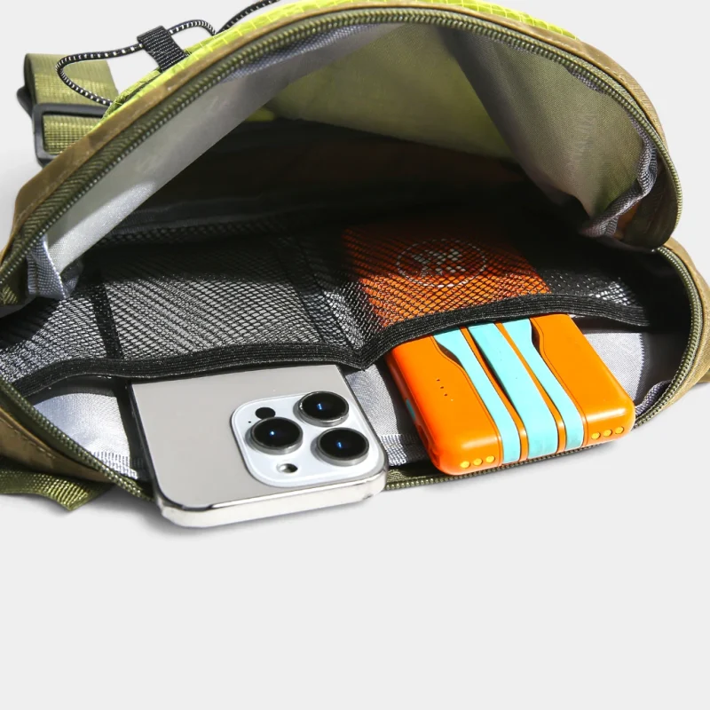 interieur du sac banane avec telephone et batterie ranges