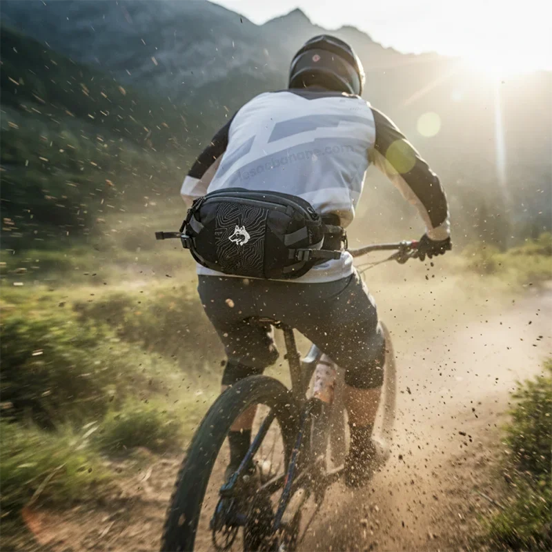 sac banane vtt porté à la taille dans le dos par un homme dans les montagnes