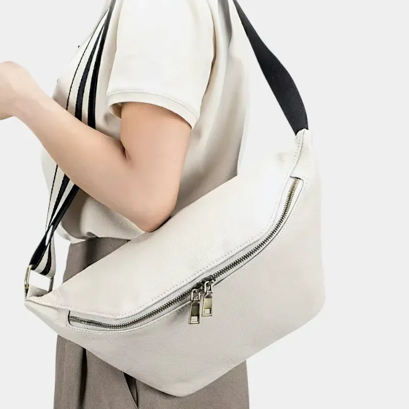 Sac Banane XL Cuir blanc avec lanière noir et blanc porté sur l'épaule par une femme