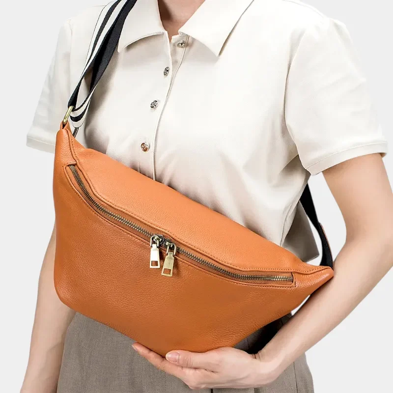 Sac Banane XL Cuir orange porté en travers du corps avec une fermeture éclair laiton